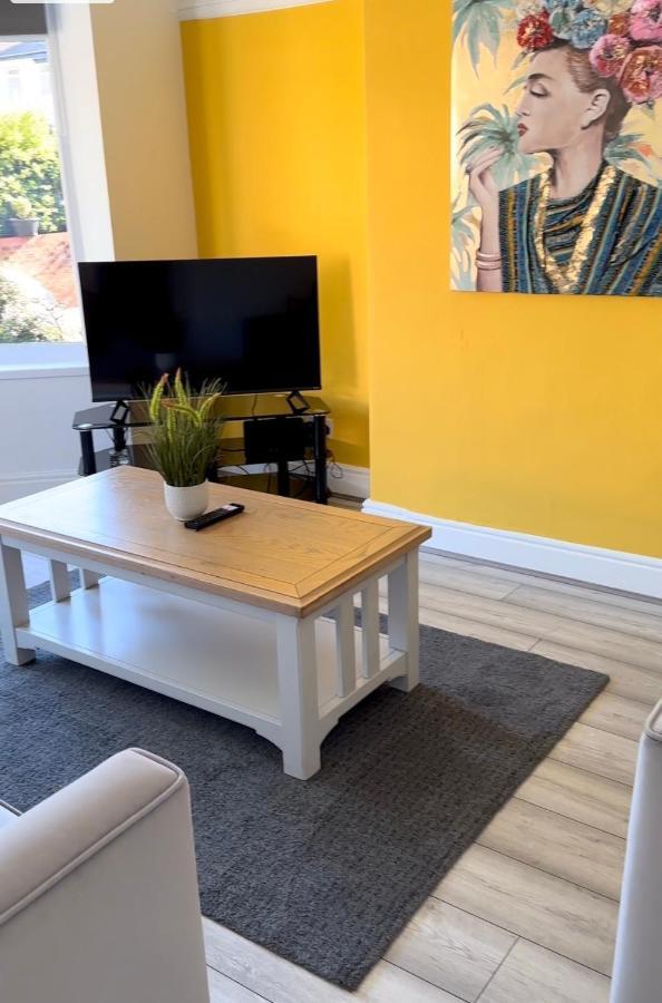 Special Rate For Bookings More Than 7 Nights, Warm Spacious Contractor House Near Liverpool City Centre Sleeps 8 Kitchen & Dining Room, Washing Machine Kültér fotó