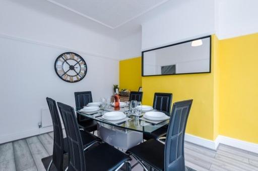 Special Rate For Bookings More Than 7 Nights, Warm Spacious Contractor House Near Liverpool City Centre Sleeps 8 Kitchen & Dining Room, Washing Machine Kültér fotó