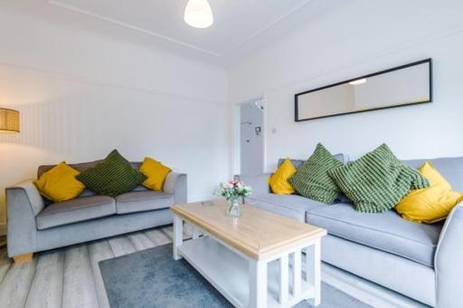Special Rate For Bookings More Than 7 Nights, Warm Spacious Contractor House Near Liverpool City Centre Sleeps 8 Kitchen & Dining Room, Washing Machine Kültér fotó