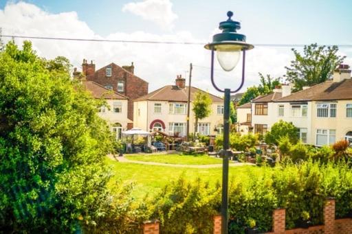 Special Rate For Bookings More Than 7 Nights, Warm Spacious Contractor House Near Liverpool City Centre Sleeps 8 Kitchen & Dining Room, Washing Machine Kültér fotó