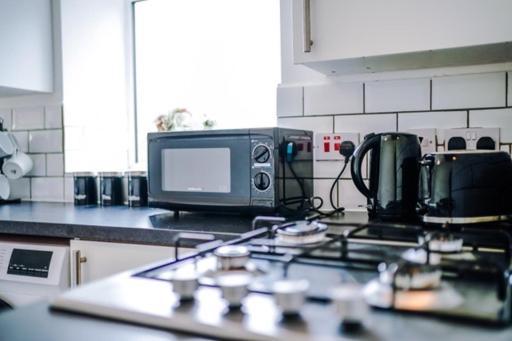 Special Rate For Bookings More Than 7 Nights, Warm Spacious Contractor House Near Liverpool City Centre Sleeps 8 Kitchen & Dining Room, Washing Machine Kültér fotó